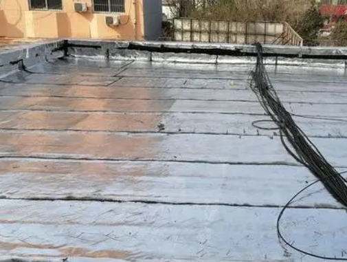 屯昌卫生间漏水维修公司分享下屯昌屋面楼顶防水刚性防水层施工要点。